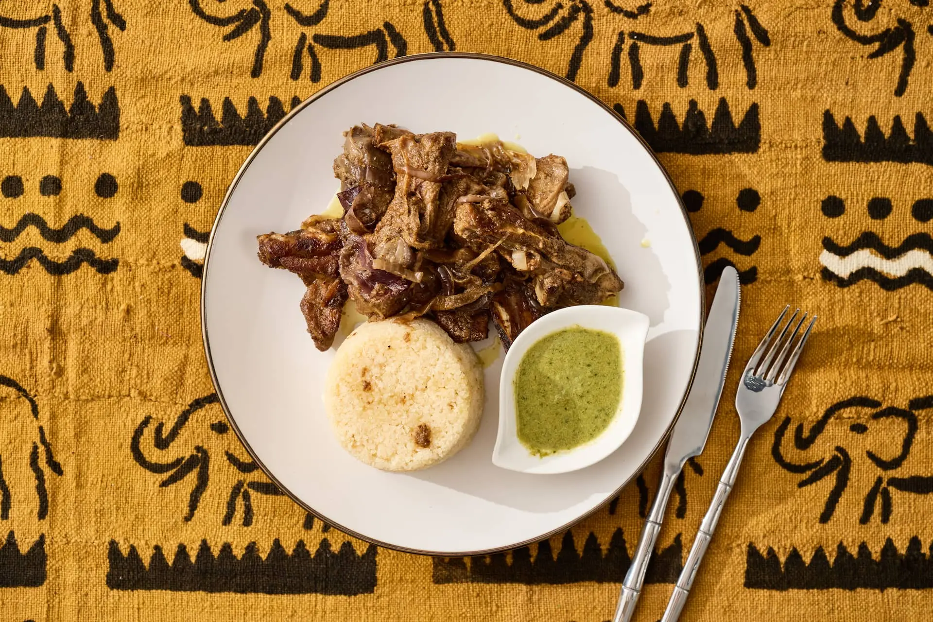 Choukouya d'agneau braisé aux épices africaines servi avec attiéké - Spécialité Ivoirienne Mauya Lyon