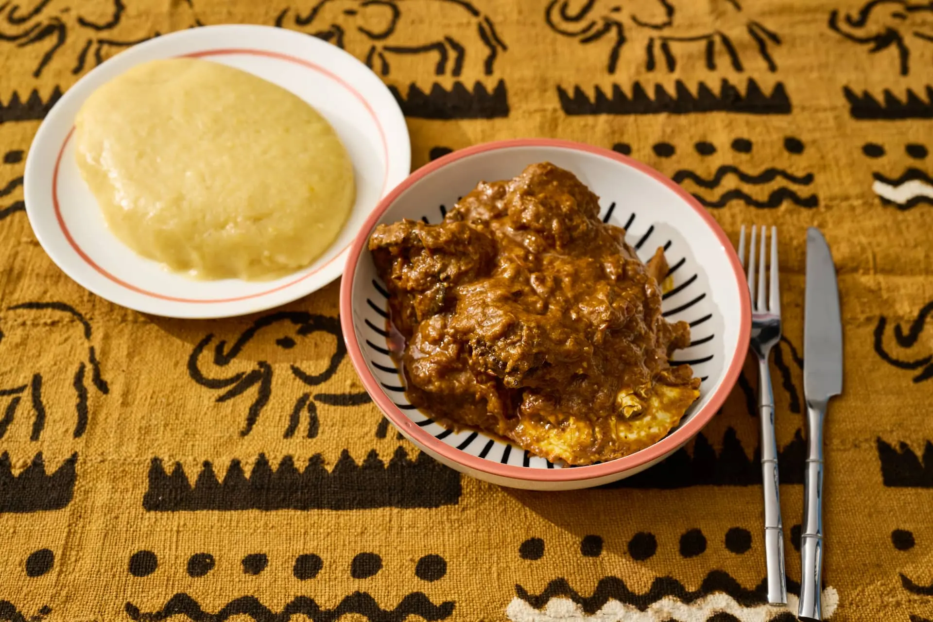 Foutou Sauce Graine traditionnel ivoirien (bœuf, crabe, escargots) - Restaurant Mauya Lyon 3